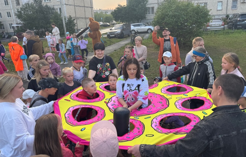 На празднике двора, конечно же, не обойтись без активных игр 